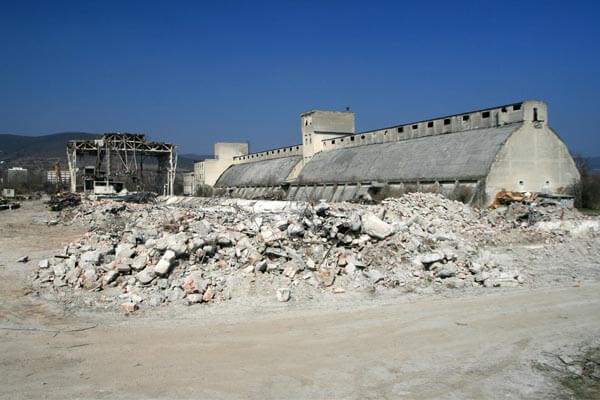 Deštrukcia bývalej výrobne GVH v areáli ISTROCHEM