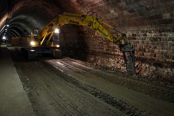 Demolačné práce pri rekonštrukcii električkového tunela v Bratislave