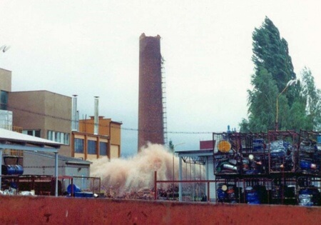 Deštrukcia komína - CHEMOLAK Smolenice - 1995